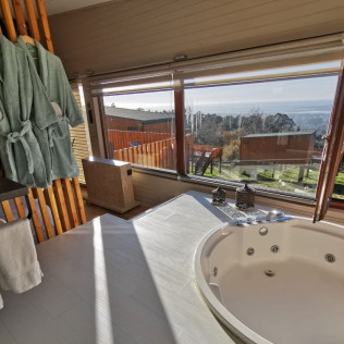 Escapada de 2 Noches en una de las Cabañas con Bañera Hidromasaje y Jacuzzi Exterior de Nidos de Carnota (Carnota, A Coruña)