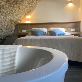 Escapada de 2 Noches en Suite Cueva con Bañera de Hidromasaje en Setenil Rural (Setenil de las Bodegas, Cádiz)