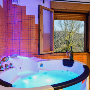 Escapada de 2 Noches con Jacuzzi Privado en Casa Rural Aguas Frías *** (La Omañuela, León)