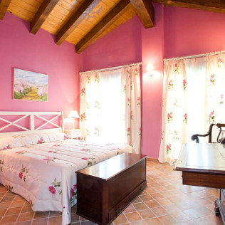 Escapada de 2 Noches en Habitación Superior con Desayuno en Casa Rural El Pilaret (Azanuy, Huesca)