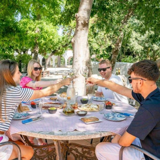 Desayuno en el Jardín, Visita y Cata para dos en Cava Rovellats (Barcelona)