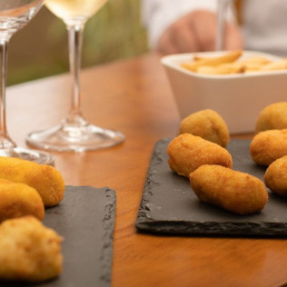 Visita a Bodega con Cata de Vinos y Croquetas en Caves Nadal (Torrelavit, Barcelona)
