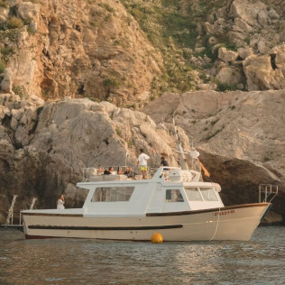 Salida Privada en Barco con Cata de Vinos por las Illes Medes (L’Estartit, Girona)