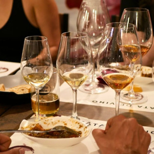 Cata de Vinos con Maridaje de Tapas para dos (Sevilla)
