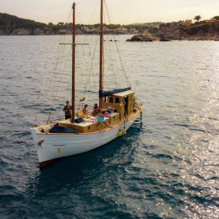 Salida Privada en Barco con Cata de Vinos (Palamós, Girona)