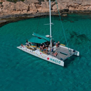 Paseo en Catamarán al Atardecer con Aperitivo y Bebida (Mallorca)