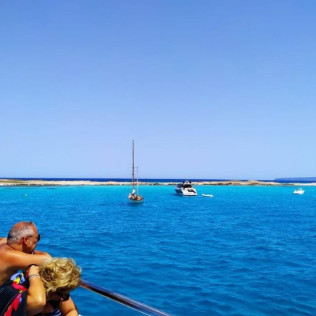 Paseo en Catamarán y Comida con Paradas para Nadar en Cala Saona e Illetas (Formentera)