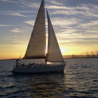 Paseo en Velero con Cava y Aperitivo para ver la Puesta de Sol (Barcelona)
