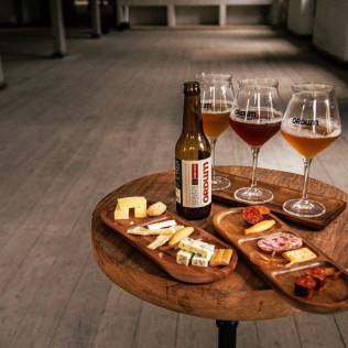 Experiencia La 21: Visita, Cata, Maridaje de Embutidos o Quesos y Tiraje en ORDUM Cerveza de Asturias (Asturias)