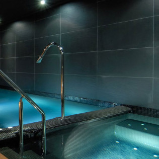 Circuito Spa en Hotel Vincci Frontaura 4* y Visita con Cata y Degustación para dos en Bodega Santamaría (Valladolid)