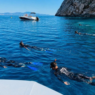 Tour en Barca con Coasteering, Snorkel en Cova de la Sal, Pícnic y Vídeo (L'Escala, Girona)