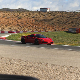 Conducir un Ferrari 488, Lamborghini Huracán EVO o Porsche 992 GT3 en Carretera (5 localizaciones)