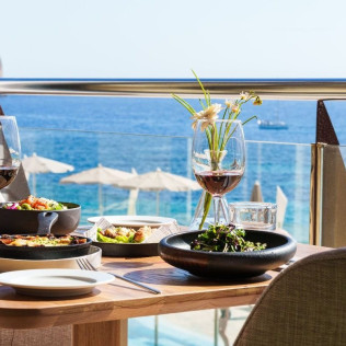 Day Pass con Almuerzo, Spa y Vistas al Mar en Bahía Suites Camp de Mar 4* (Camp de Mar, Mallorca)