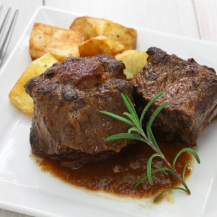 Degustación de Rabo de Toro y Botella de Vino Tinto para dos (Madrid)