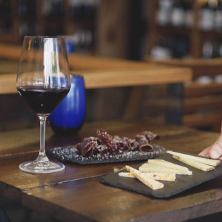 Degustación de 3 Copas de Vinos con 3 Tapas (Madrid)