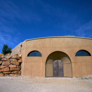 Visita a Bodega, Desayuno de Tenedor y Cata de Vinos y Aceite para dos en Mas Blanch i Jové (Lleida)