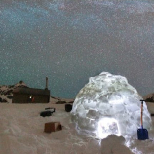 Escapada Dormir en la Nieve: Cena, Noche, Desayuno, Moto de Nieve, Raquetas de nieve y Construcción de Iglús para dos (Huesca)