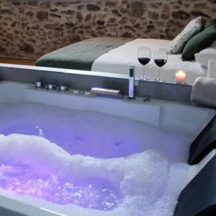 Escapada en Habitación Doble con Jacuzzi y Desayuno en El Esquileo (Buitrago del Lozoya, Madrid)