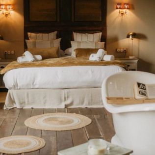 Escapada con Desayuno y Bañera en Suite Romaní en Mas el Mir (Girona)