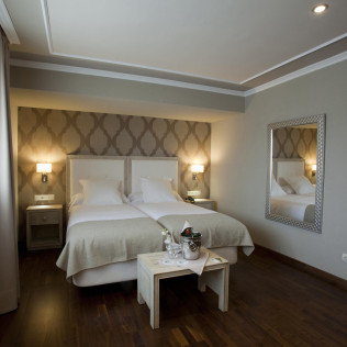 Escapada de 2 noches en Suite Junior con Bañera Hidromasaje, Cava, Bombones y Cena en Hotel Os Olivos 3*S (A Coruña)
