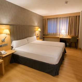Escapada con Desayuno en U Hotel Villa-Gomá y Visita a Bodega Grandes Vinos con Cata de Vinos para dos (Zaragoza)