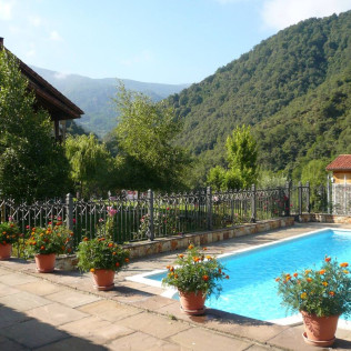 Escapada de Fin de Semana con Bañera Hidromasaje y Visita a Bodega en Posada el Hoyal (Pesaguero, Cantabria)
