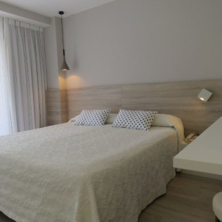 Escapada Romántica con Cena en Hotel Santa Anna 3* y Vuelo en Globo con Cava, Zumos, Bizcocho de Almendras y Fotos (Girona)
