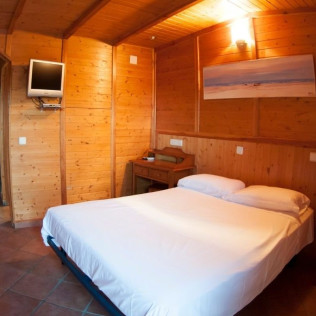 Escapada en Hotel Sierra Oriente con Ruta a Caballo para dos por el Parque de Guadarrama y el Parque de La Pedriza (Madrid)