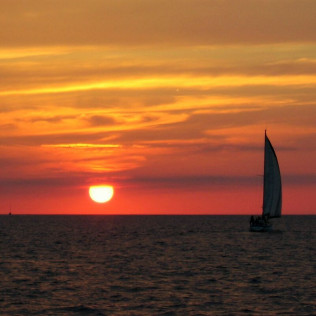 Excursión en Catamarán Exclusivo con Puesta de Sol y Aperitivo para dos (Fornells, Menorca)