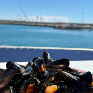 Excursión en Catamarán a Cova Tallada con Degustación de Mejillón y Vino (Dénia, Alicante)
