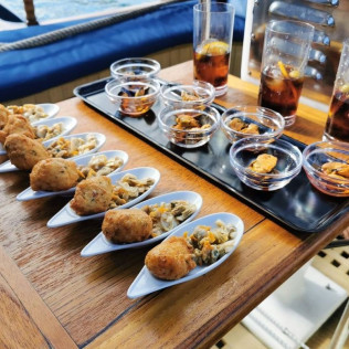 Excursión en Velero con Vermouth y Tapas (Barcelona)