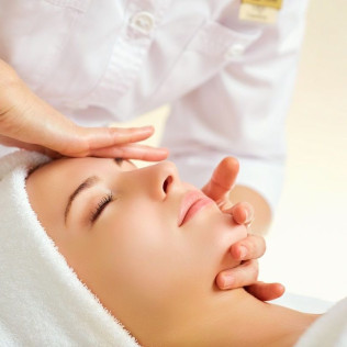 Tratamiento Facial Regenerador con Masaje Opcional A Elegir en Alqiro (Madrid)