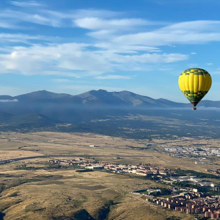Vuelo Privado en Globo Aerostático para dos con Cava, Fotos, Vídeo y Almuerzo (Segovia, Ocaña o Aranjuez)