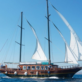 Salida en Goleta por la Costa de Barcelona con Tapa y Bebida (Barcelona)