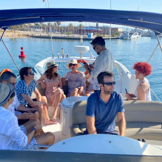 Paseo en Yate Privado con Aperitivo y Refrescos (Barcelona)