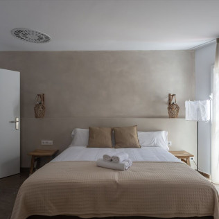 Escapada de 2 Noches con Desayuno en Hostal Es Niu (Tamariu, Girona)