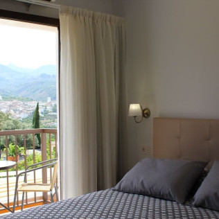 Escapada Gastronómica Sin Gluten de 2 Noches con Desayuno, Cena y Pack de Productos en Hostal Rural Los Naranjos (Granada)
