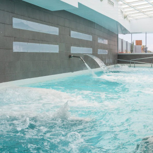 Escapada de 2 Noches con Comida o Cena, Piscina Termal y Terma Romana en Hotel Balneario Playa de Coma-Ruga 4* (Tarragona)
