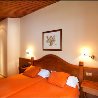 Escapada con Cena en Hotel Montané 3* y Acceso Classic a Caldea para dos (Andorra)