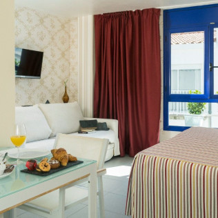 Escapada Romántica con Cava, Bombones y Rosa en Hotel Spa Cap de Creus (Port de la Selva, Girona)