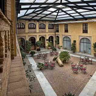 Escapada de 2 Noches en Hotel Alcázar de la Reina 4*, Visita a la Destilería Puerto de Indias y Visita a Carmona (Sevilla)