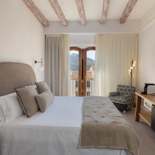 Escapada Romántica con Jacuzzi, Bañera, Cava, Bombones y Rosa en Hotel Spa Porto Cristo 4* (Port de la Selva, Girona)