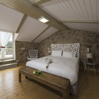 Escapada con Jacuzzi Privado y Comida o Cena en Casa das Fiadeiras o A Casa de Anxo e Samu (Muxía, A Coruña)