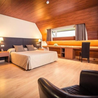 Escapada en el Iberik Rocallaura Balneari 4* con Spa, Cena y Visita al Celler Mas Foraster (Lleida y Tarragona)