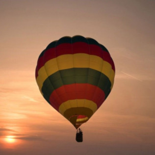 Escapada en Hotel Cándido 4* y Vuelo en Globo para dos con Cava, Almuerzo y Reportaje de Fotos y Vídeo (Segovia)