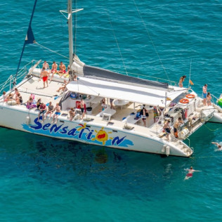 Tour en Catamarán con Comida y Música a Bordo para Jóvenes (Barcelona)