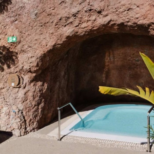 Cuevas Privadas: Day Pass con Cóctel, Brocheta de Fruta, Cerveza, Agua y Botella de Moët Chandon en Lagoon Beach Club (Fuerteventura)