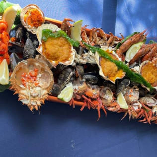 Mariscada de 1 Metro con Albariquiño para dos en Restaurante o en una Barca en la Playa (Vilanova de Arousa, Pontevedra)
