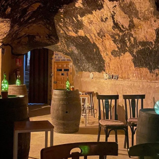 Visita y Degustación de Vino en Jarrillo de Barro con Aperitivo en Bodega La Olmilla (Peñafiel, Valladolid)