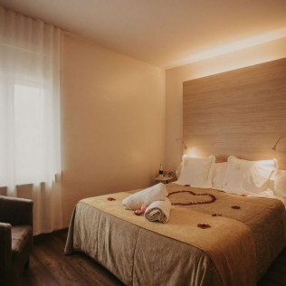 Escapada Romántica con Desayuno Tradicional y Botella de Cava en La Trobada Hotel Boutique (Girona)